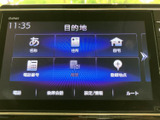 目的地の検索方法が画面にまとまっており、名称や住所、自宅などから行き先を選べます。履歴や登録地点も確認でき、目的に合わせて操作しやすい案内メニューを備えています。