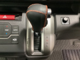 CVT車のセレクトレバーです。低速から高速まで、変速ショックのないスムーズな走りを実現するとともに、エンジン効率のよい領域を維持することで燃費にも貢献します。