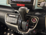 インパネシフトだから視線の移動も少なく足元もスッキリ♪運転席もゆったりしているのでゆとりを持ってドライブできますね!