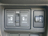 後席のスライドドアはこちらのボタンで運転席から自動開閉ができます。