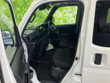 前席は左右に並ぶシートと見通しのよい運転席まわりで、ゆったりと過ごせる印象です。窓からの視界も広く、足元までシンプルにまとまった空間は、日々の乗り降りにも使いやすそうです。