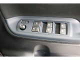 【パワーウインドゥマスタースイッチ】運転席より助手席やリヤドアガラスの開閉が出来るので便利ですね!運転席以外のウインドロック機能も付いています。