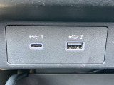 USB接続端子、USBデバイスやiPod/iPhoneまたはAndroidスマートフォンを接続できます。