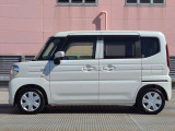 純正ホイールカバーで全体的にデザインがまとまっています。車も人も、オシャレはまずは足元からですね。