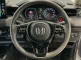 運転にかかわる様々な操作を安全に行えるように視点移動が少なく操作性に配慮されたスイッチ類が凝縮されたコクピットです。
