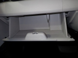大型のグローBOXが装備されています。よく使うアイテムの収納に便利です、欲しい時にすぐに取り出せます♪