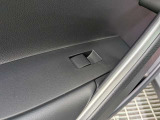 パワーウィンドウのスイッチですよ。運転席に居ながら窓を開け閉めのコントロールできます。