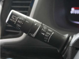 ◆ワイパー・ウォッシャースイッチ◆ワイパーは雨量に応じて切り替え可能なスイッチがついており、ウォッシャースイッチは手前に引くと噴射してフロントガラスを綺麗にしてくれます。