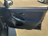 運転席ドアの内張りです。取っ手の下に窓とロックのスイッチがあります。
