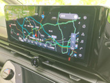 地図が大きく表示され、周辺の道路や地名を確認しやすい画面です。検索欄や表示切替のアイコンも並び、目的地を調べる際やルートを確認する場面で役立ちます。
