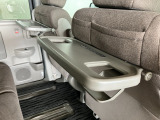 シートバックテーブルを装着しています!車内での軽食などに便利です!