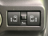 【両側パワースライドドア】スマートキーや運転席のスイッチで後席両側スライドドアの開閉が可能♪電動だから力を入れてドアを開ける必要が無く、小さなお子様でも簡単に開け閉めでき快適です♪