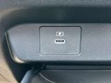 USB電源ソケット、各USB電源ソケットはモバイル機器などの充電専用で、ディーラーオプションのオリジナルナビやオーディオとは連動しません。