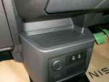 小物入れも各所にあります。Cタイプ充電ポートも運転席そばにあります。