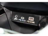 小物の収納に便利なセンタートレイには携帯等のデバイスの充電可能なUSB出力電源付です。