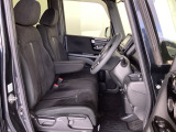 フロントシートはベンチシートです。ベンチシ―トは運転席と助手席の移動もスムーズ!狭い駐車場での乗り降りに便利です。シートの間にコンソールボックスやドリンクホルダーがないため、車内空間も広く感じます