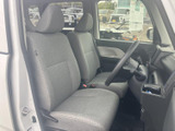 前席はゆとりを感じる座面とヘッドレストを備え、運転席からの視界も広々としています。落ち着いた色合いのシートで、乗り降りの際にも車内の様子を確認しやすい空間です。