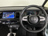 【ハンドル】運転にかかわる様々な操作を安全に行えるように視点移動が少なく操作性に配慮されたスイッチ類が凝縮されたコックピットです。