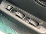 【パワーウィンドウ】運転席から全席の窓を操作できる便利なパワーウィンドウを装備。ワンタッチでスムーズに開閉できるので、走行中の換気もラクラク♪