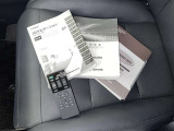 メンテナンスノート、取扱説明書です。 その車の整備記録が事細やかに記録されています。 車が生まれてから今までどのような道を歩んできたのか判るとても重要な物ですよ。