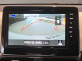 前後左右4つのカメラで、上から見たような映像をお届け、駐車時も安心、アラウンドビューモニター付(肉眼では確認し辛い左前の映像に切り替えることも可能です)。