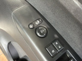 狭い駐車場で便利な電動格納ドアミラーが付いています。