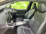 前席はゆとりを感じるシート配置で、運転席まわりから助手席まで見渡しやすい印象です。中央の収納やカップホルダーも備わり、乗車中の小物置きにも便利です。