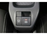【電動パーキングブレーキ】オートモードのときは、シフトレバーの操作に応じてパーキングブレーキが自動で作動♪