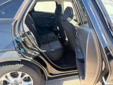 大切な友人を招きたくなる、落ち着きのある快適な後部座席です。A calm and cozy rear seat perfect for your friends.