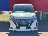 大型グリルの大胆なデザイン!機能性とデザインを兼ね備えたLEDヘッドランプ&LEDフォグランプ、15インチアルミホイールを装備!全方位で視界が広い。気持ちがよくて、運転もしやすいですよ。