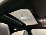パノラミックルーフで明るい車内と開放感あるドライブをお楽しみいただけます。