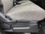 運転席にはシートリフターがついておりますので運転しやすい視線にあわせられます。