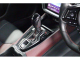 STIらしいボルドーカラーの内装が、運転したい気持ちにさせてくれます