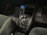 気持ちよく操作できるゲート式シフトレバー!