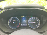 速度計や回転計に加え、中央には車両情報を表示するディスプレイを配置。必要な情報を運転席からひと目で確認しやすく、毎日の運転を支える見やすいメーター廻りです。