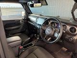 インパネデザインとなります。黒基調で落ち着いた車内となっております