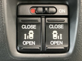【両側パワースライドドア】両側がパワースライドドアになっており、運転席のスイッチやスマートキーでも開閉が可能です!開口部も広いので乗り降りも楽々♪