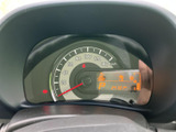 速度計とオレンジ色の表示部が組み合わされ、運転に必要な情報を運転席から確認しやすい配置です。表示がまとまっているため、走行中も目線の移動を抑えやすくなっています。