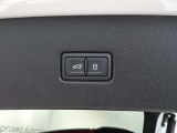 両手がふさがるほどの荷物があるとき、とても便利なオートマチックテールゲートが装備されております。