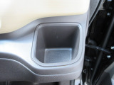 運転席右側のドリンクホルダーです。