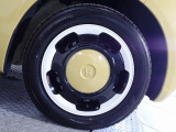 ホイールは車のデザインにマッチした専用タイプです。