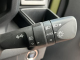 レバーには各操作を示すマークが見やすく配され、運転席から位置を確かめやすい仕様です。必要なときに手元で操作できるため、日常の運転でも扱いやすく、視認性に配慮されています。