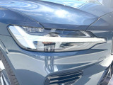 【LEDヘッドライト】ハイビームを先行車や対向車にあてず、その両サイドではハイビーム照射を維持。見える範囲が段違いに広くなりました。北欧神話に登場するトールハンマーをモチーフにデザイン。