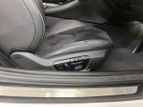 運転席シ-トポジションメモリー(2メモリ-)、ドライバー2名分のシ-トポジションを記憶・再現できる機能を搭載しています