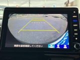 後方の様子を画面で確認でき、目安となるガイド線も表示されます。駐車時に周囲を確かめる手助けとなり、車庫入れや切り返しの際の安全確認に活用できます。