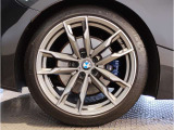 【BMWアロイホイル】軽量かつ強度に拘ったアロイホイル。走行性能ポテンシャルを引き出す設計。車の足元を引き締めてくれる大きなポイントはアロイホイルです。