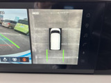 後方映像に加えて車両を上から見た表示も確認でき、駐車時の周囲確認をサポートします。画面上のガイドも目安にしながら、落ち着いて位置を確認できます。