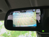 後方の映像を画面で確認でき、駐車時に車両周辺の様子を把握するのに役立ちます。ガイド表示も備わり、バックでの車庫入れや狭い場所での切り返しをサポートする便利な装備です。