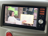 車内の画面でテレビ番組を視聴でき、停車中の待ち時間も有意義に過ごせます。映像とテロップが表示されるため、ニュースや番組を確認したいときにも便利な装備です。