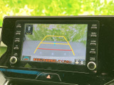 車両後方の映像と進路の目安を画面で確認でき、駐車時の周囲確認をサポートします。画面内の案内表示も見やすく、車庫入れや駐車場での操作に役立つ装備です。